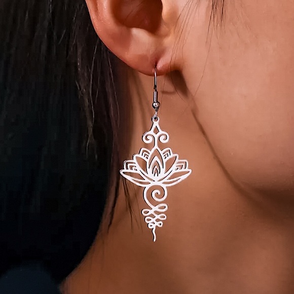 ⚜️[𝟯/$𝟮𝟴]⚜️NEW Large Lotus Stainless Steel Earrings - Picture 3 of 7